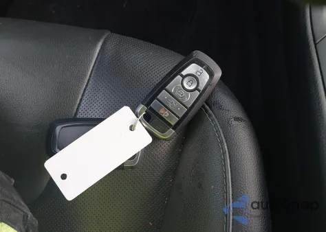 2020 Ford Fusion Plug-In Hybrid Titanium z USA, uszkodzony, nr VIN 3FA6P0SU4LR132193